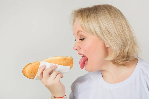 Beautiful Young Plump Woman White Shirt White Background Sandwich Her — Stock Photo, Image