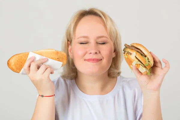 Beautiful Young Plump Woman White Shirt White Background Hamburger — Stock Photo, Image