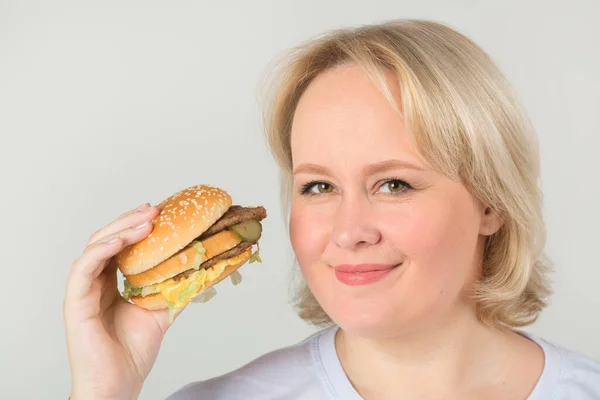 Beautiful Young Plump Woman White Shirt White Background Hamburger — Stock Photo, Image