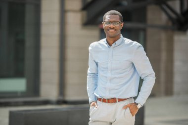 Gözlüklü yakışıklı, Afrikalı bir adam.