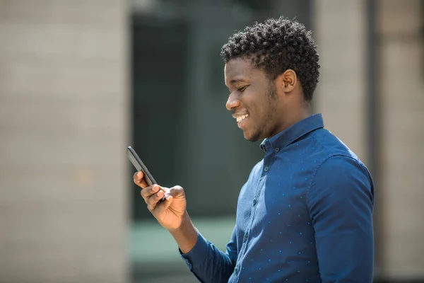 Stilig Ung Afrikansk Man Skjorta Med Telefon Handen — Stockfoto