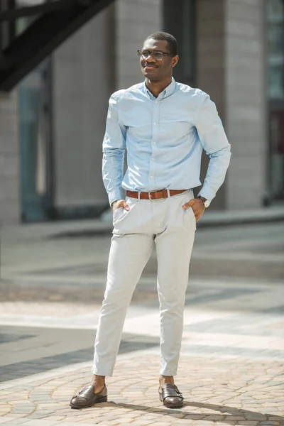 Stilig Ung Afrikan Man Skjorta Bär Glasögon — Stockfoto