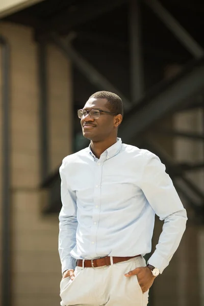 Stilig Ung Afrikan Man Skjorta Bär Glasögon — Stockfoto