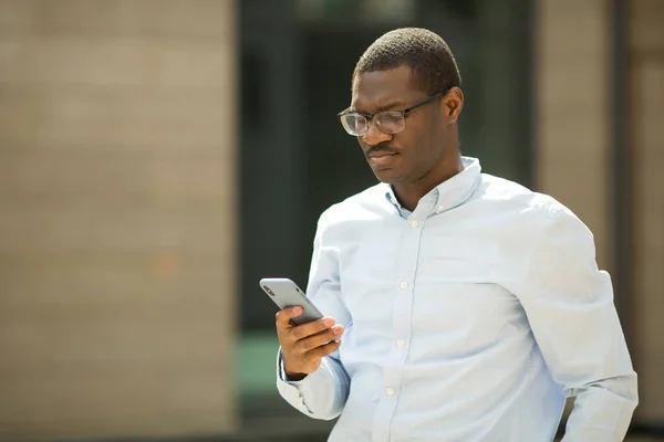 Stilig Ung Afrikansk Man Skjorta Bär Glasögon Med Telefon Handen — Stockfoto
