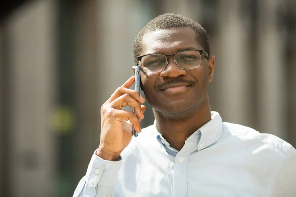 Stilig Ung Afrikansk Man Skjorta Med Telefon Handen — Stockfoto