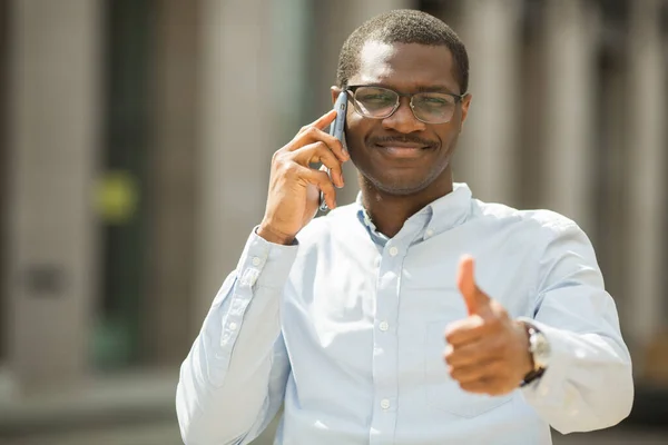 Stilig Ung Afrikansk Man Skjorta Med Telefon Handen — Stockfoto