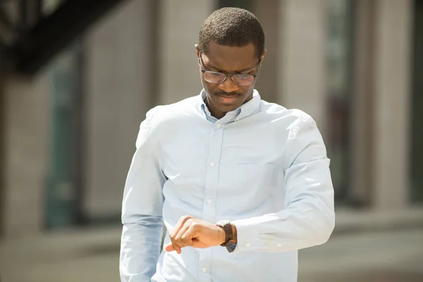 Stilig Ung Afrikansk Man Skjorta Bär Glasögon Tittar Sin Klocka — Stockfoto