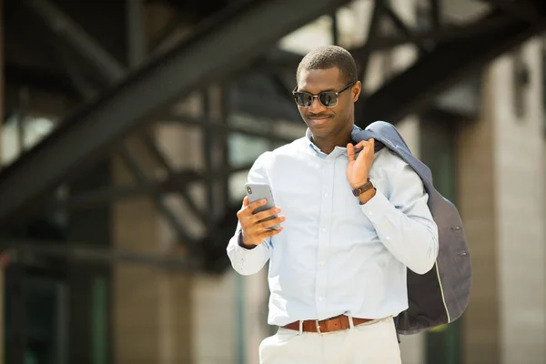 Stilig Ung Afrikansk Man Skjorta Bär Glasögon Med Telefon Handen — Stockfoto