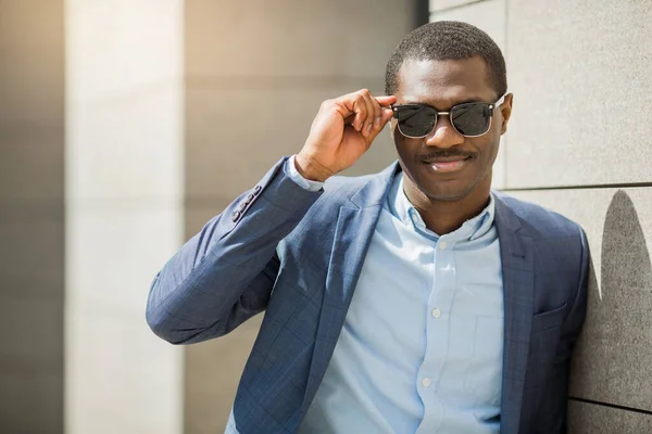 Stilig Vuxen Afrikansk Man Kostym Och Solglasögon — Stockfoto