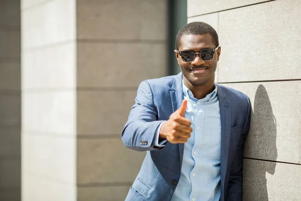 Stilig Vuxen Afrikansk Man Kostym Och Solglasögon Med Handgest — Stockfoto