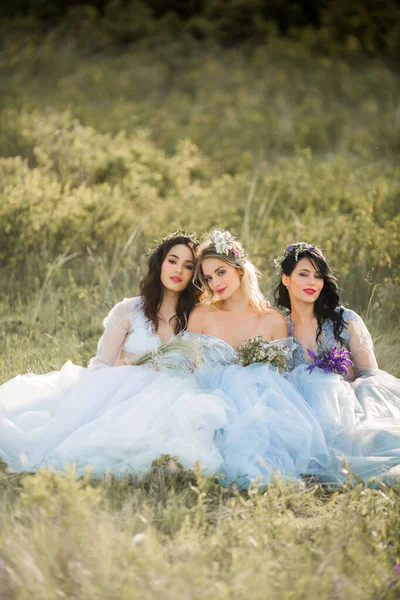 三个穿着自然婚纱的漂亮女人 — 图库照片