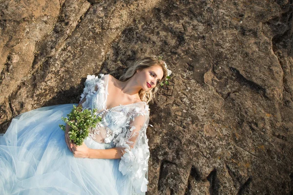 Ritratto Una Bella Giovane Donna Trucco Nuziale Acconciatura Abito Delicato — Foto Stock