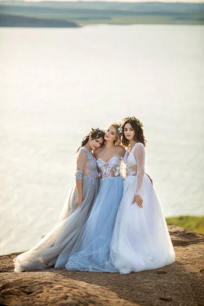 三个穿着自然婚纱的漂亮女人 — 图库照片