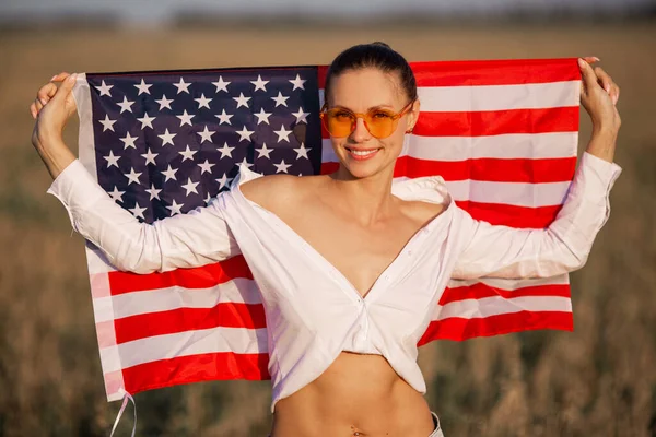 Vacker Ung Kvinna Rosa Glasögonmed Amerikansk Flagga — Stockfoto