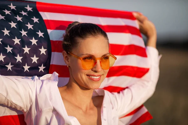 Vacker Ung Kvinna Rosa Glasögonmed Amerikansk Flagga — Stockfoto