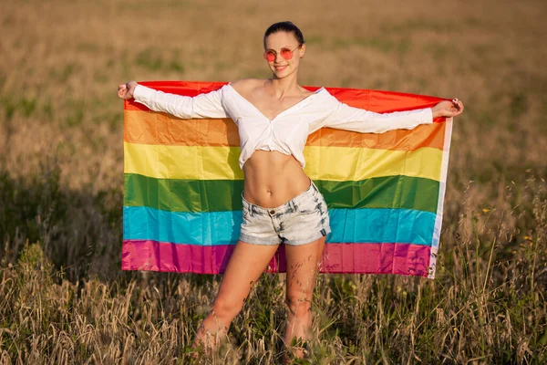 Vacker Ung Kvinna Rosa Glasögonmed Lgbt Regnbåge Flagga — Stockfoto