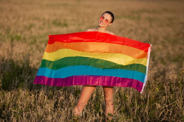 Mooie Jonge Vrouw Roze Glasmet Lgbt Regenboog Vlag — Stockfoto