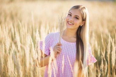 Yazın mısır tarlasında güzel genç bir kadın.