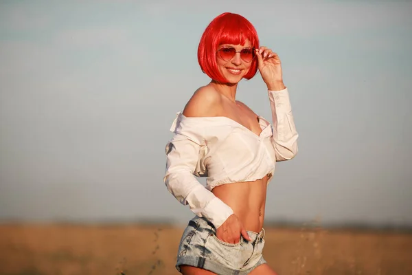 Bela Jovem Mulher Vidros Rosadose Cabelo Vermelho — Fotografia de Stock