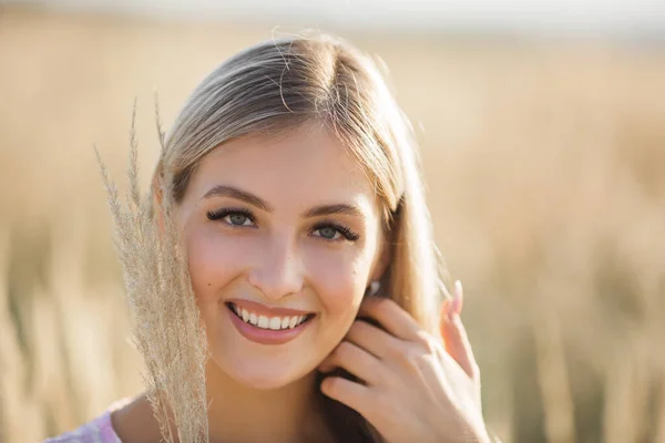 夏にはトウモロコシの耳を持つ美しい若い女性が — ストック写真