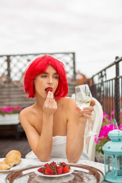 Beautiful Young Female Red Hair White Towel Eats Strawberries Table — Stock Photo, Image