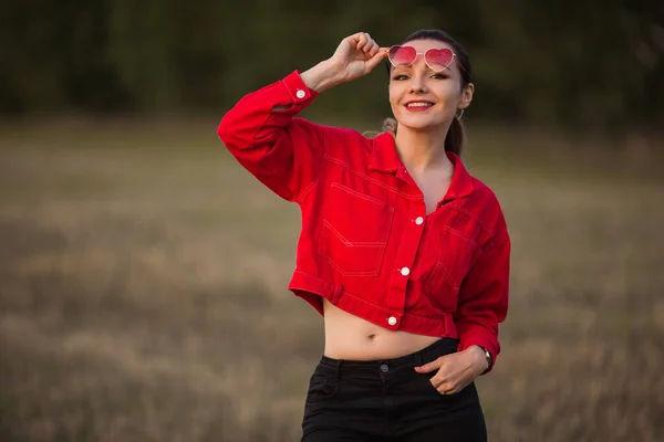 Portrait Une Belle Jeune Femme Lunettes Soleil — Photo