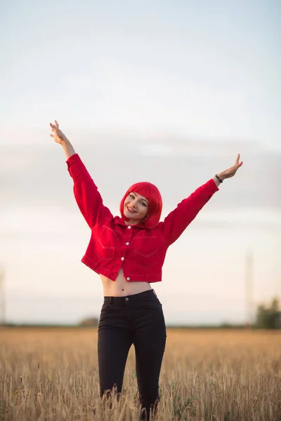 Retrato Uma Bela Jovem Mulher Com Cabelo Vermelho Uma Jaqueta — Fotografia de Stock