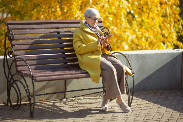 Une Adulte Âgée Assoit Sur Banc Avec Téléphone Portable Dans — Photo