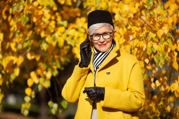 Dorosła Kobieta Okularach Parku Jesienią Telefonem Komórkowym — Zdjęcie stockowe