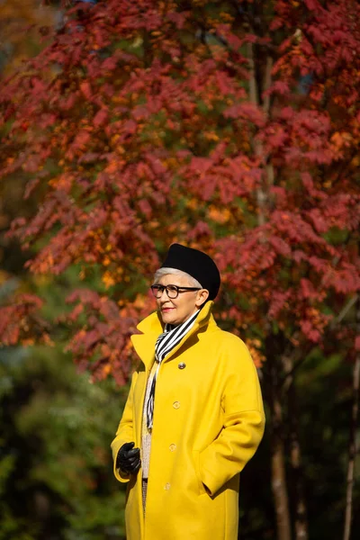 Mulher Adulta Casaco Amarelo Parque Outono — Fotografia de Stock