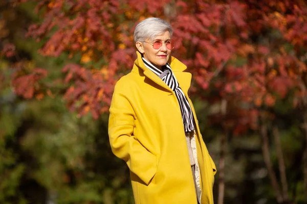 Mulher Adulta Casaco Amarelo Parque Outono — Fotografia de Stock