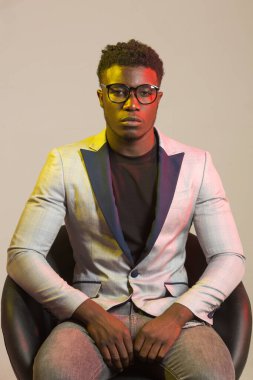 Ceketli yakışıklı Afrikalı erkek.