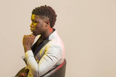 Ceketli yakışıklı Afrikalı erkek.