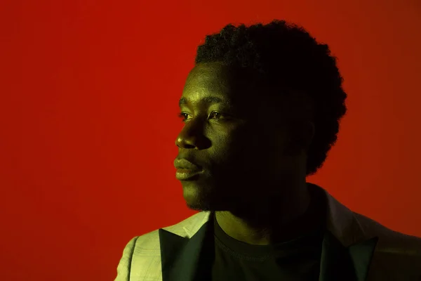 ハンサムなアフリカ人男性でジャケットに濃い赤の背景 — ストック写真