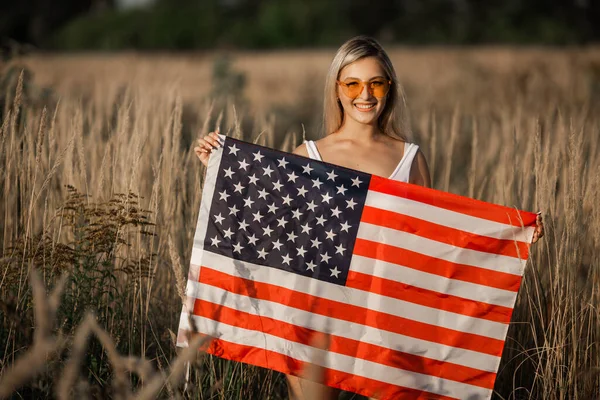 Vacker Ung Kvinna Solglasögon Med Amerikansk Flagga — Stockfoto