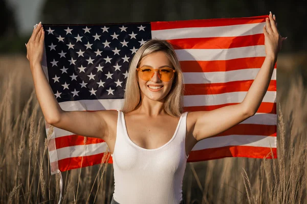 Vacker Ung Kvinna Solglasögon Med Amerikansk Flagga — Stockfoto