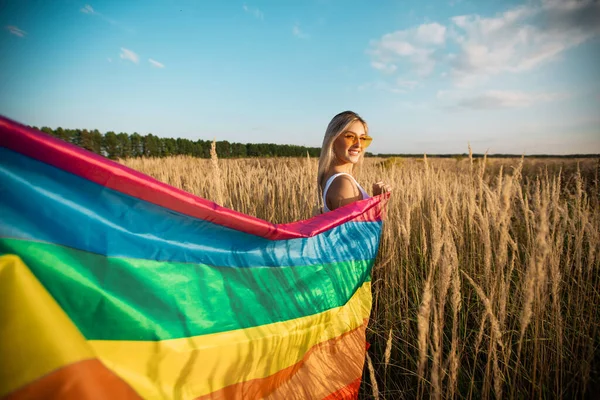 Güneş Gözlüklü Genç Bir Bayan Yazın Tarlada Lgbt Bayrağı Taşıyor — Stok fotoğraf