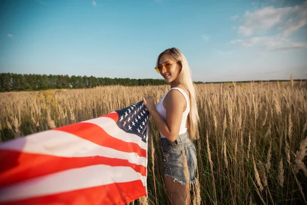 Vacker Ung Kvinna Solglasögon Med Amerikansk Flagga — Stockfoto