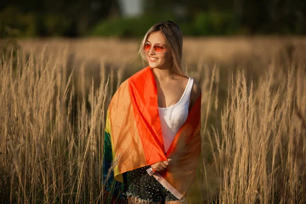 Bela Jovem Fêmea Óculos Sol Com Bandeira Lgbt Campo Verão — Fotografia de Stock