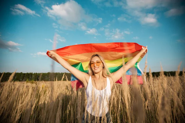 Bela Jovem Fêmea Óculos Sol Com Bandeira Lgbt Campo Verão — Fotografia de Stock