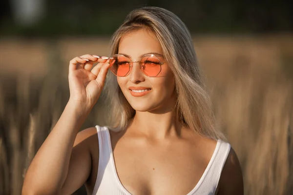 Piękna Młoda Kobieta Białej Koszulce Okularach Przeciwsłonecznych Lecie Polu — Zdjęcie stockowe