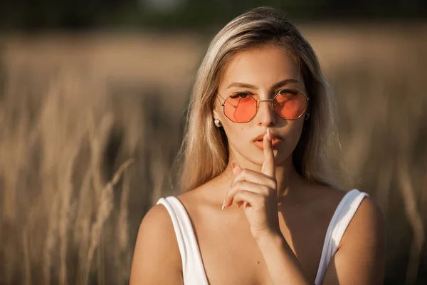 美しい若い女性が畑の夏にサングラスをかけて — ストック写真