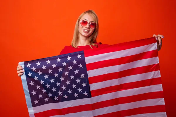 Bela Jovem Com Bandeira Americana Fundo Vermelho — Fotografia de Stock