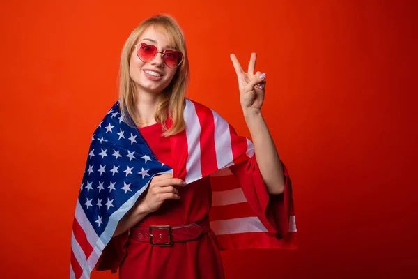 Красива Молода Жінка Американським Прапором Червоному Тлі — стокове фото