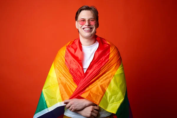 Kırmızı Arka Planda Lgbt Bayrağı Olan Yakışıklı Genç Adam — Stok fotoğraf