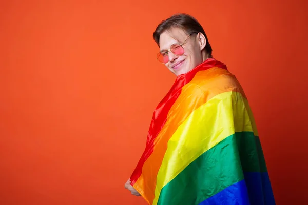 Jovem Bonito Com Bandeira Lgbt Fundo Vermelho — Fotografia de Stock