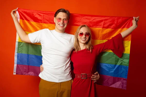 Mooi Jong Paar Man Vrouw Met Lgbt Vlag — Stockfoto