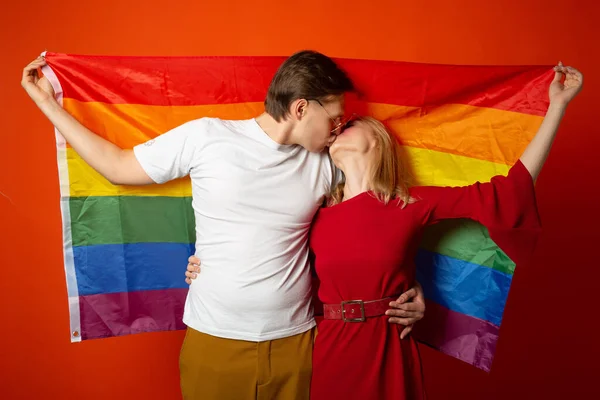 Mooi Jong Paar Man Vrouw Met Lgbt Vlag — Stockfoto