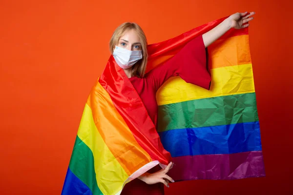 Sağlık Maskeli Lgbt Bayrağı Olan Güzel Genç Bir Kadın — Stok fotoğraf