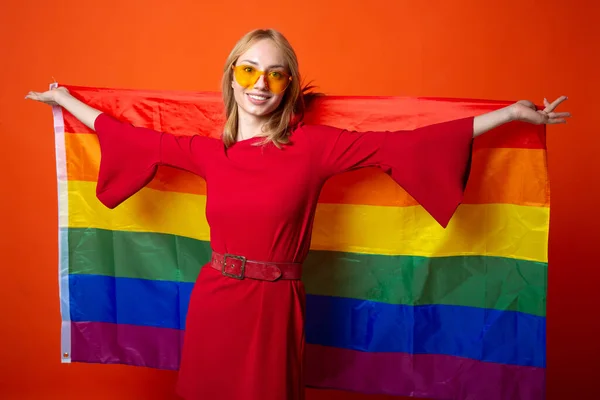 Bela Jovem Mulher Com Bandeira Lgbt Fundo Vermelho — Fotografia de Stock